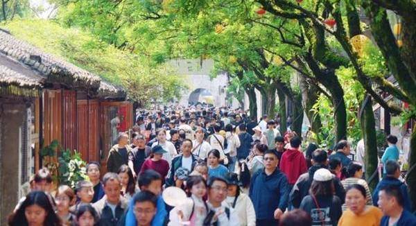 Huzhou welcomes over 4m visitors over May Day holiday