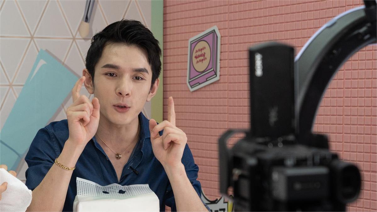 'Lipstick king' back, jumpstarts online sales