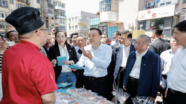 Chinese street vendors enjoy boom as premier pledges government support