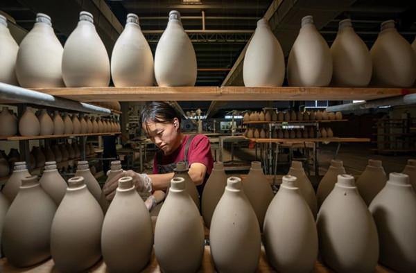 Lishui firm achieves intelligent production of ceramic wine bottles