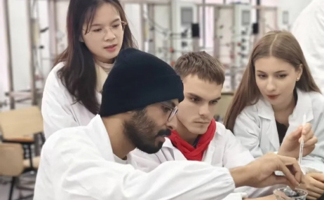 Intl students explore traditional Chinese medicine in Jinhua