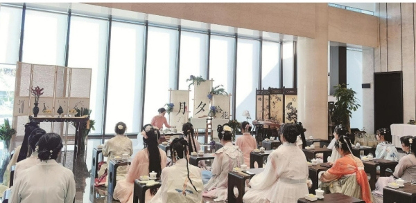 Taizhou blends tea art with intangible cultural heritage