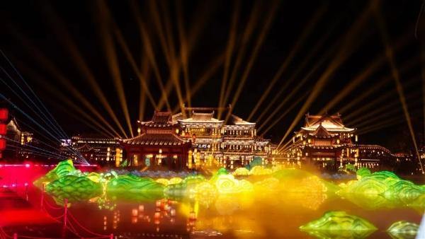 Jinhua's Hengdian lantern festival brings visitors to Song Dynasty