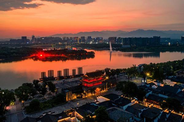 Quzhou's intangible cultural heritage lights up tourist spots