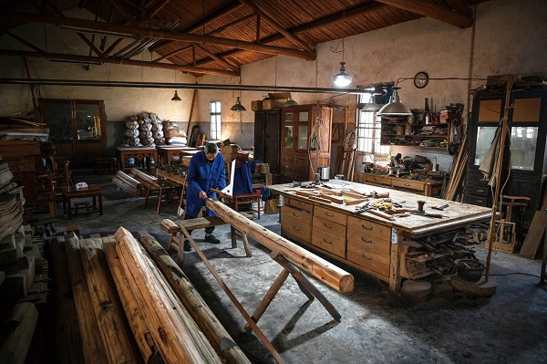 Jiaxing's master craftsman Jiang Wangsong: A lifetime with wood