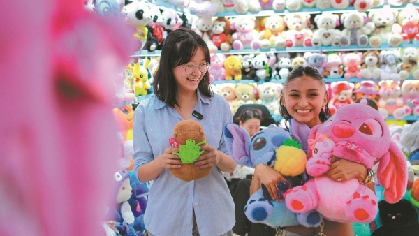 US students experience Chinese commerce, culture in Jinhua