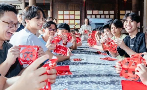 Singaporean students experience Jinhua paper cutting