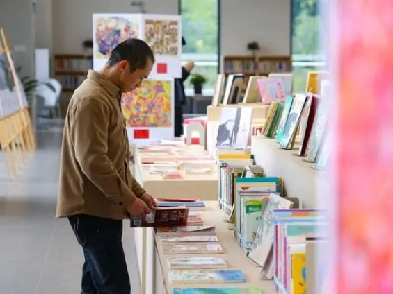 Ningbo reading club promotes reading in villages