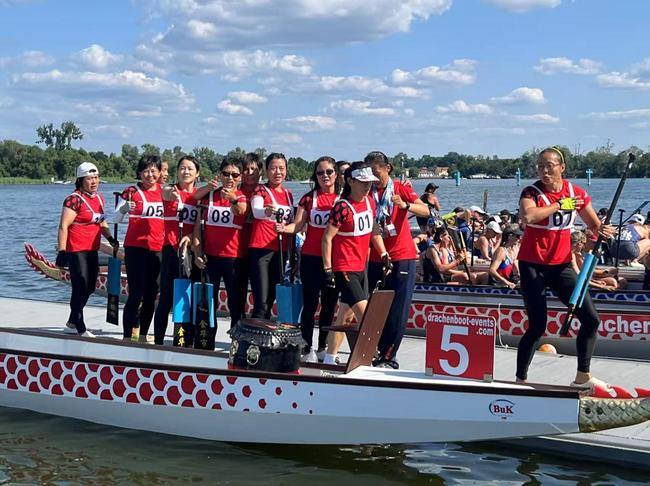 Jinhua women's dragon boat team gets gold at World Championships