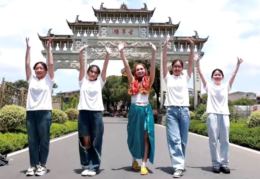 Students of ZISU experience charm of Yiwu brown sugar