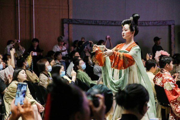 China's prestigious silk-themed museum celebrates 4th Chinese Costume Festival showcasing traditional Han Clothing