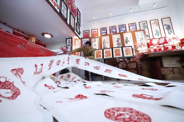 Xiangshan artist crafts 30-meter 'Hundred Snakes' for New Year