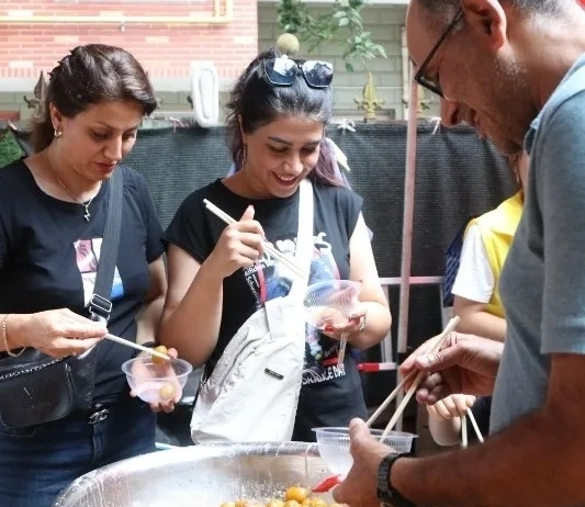 International residents explore candied dates in Jinhua