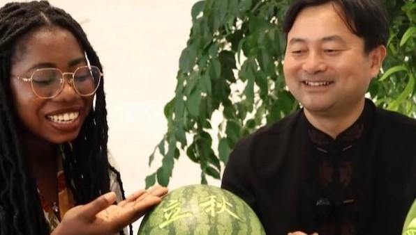 Ghanaian student embraces Pinghu's watermelon lantern tradition
