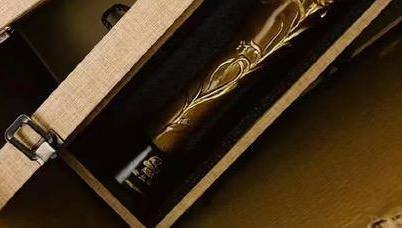 Dongyang woodcarver crafts trophies for film festival