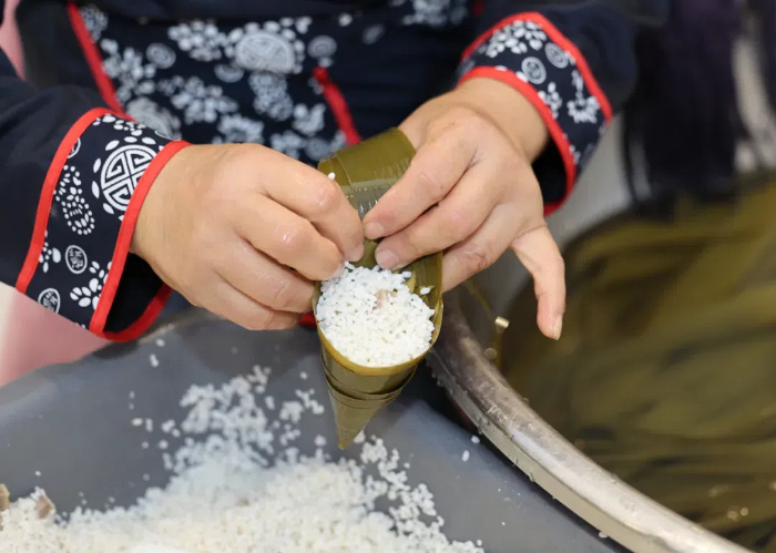 Making scrumptious zongzi in run-up to Dragon Boat Festival