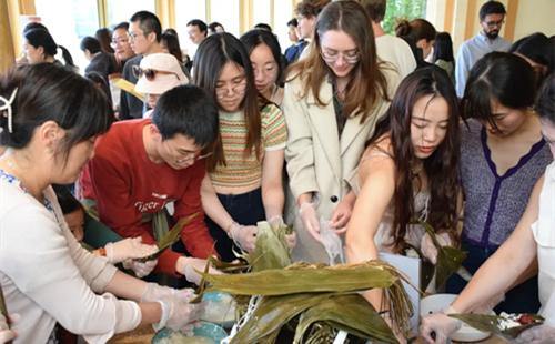 Jiaxing traditional food 'zongzi' shines at Oxford University