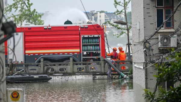 Two days and one night of flood-fighting in Qianjiang River