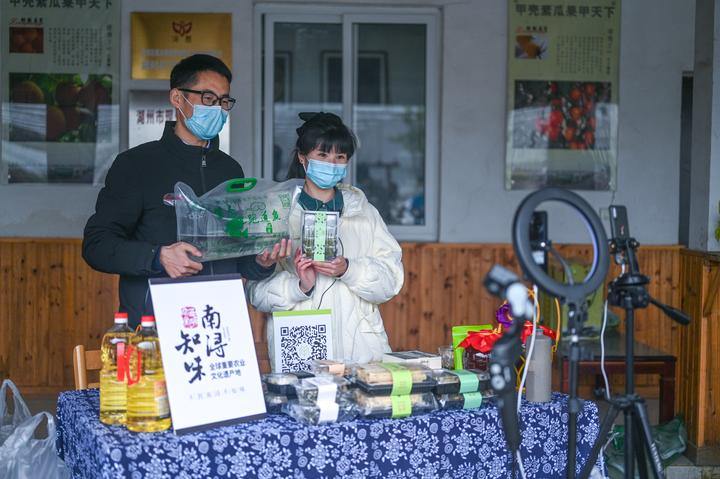 Volunteers from Huzhou City do webcasts to help farmers increase their incomes