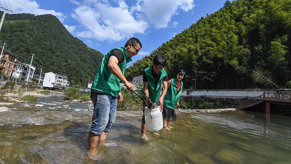 Volunteers help improve local environment in Zhejiang