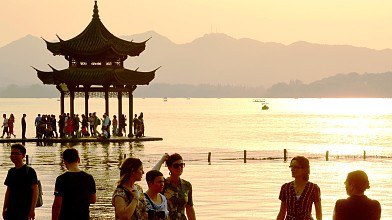 West Lake tops the hottest destinations list during the Qingming Festival