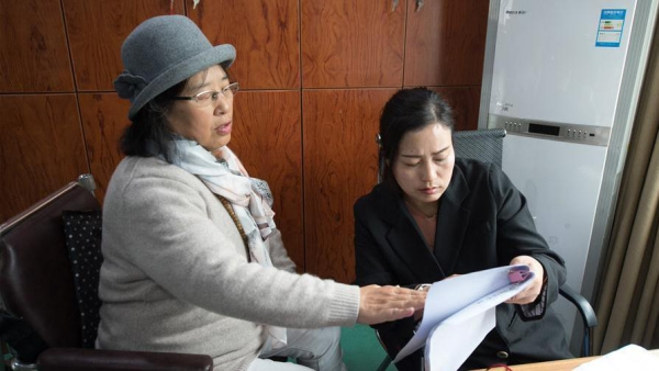 In pics: narrator for barrier-free movies in Tonglu County