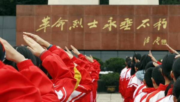 People commemorate martyrs ahead of Qingming in Hangzhou