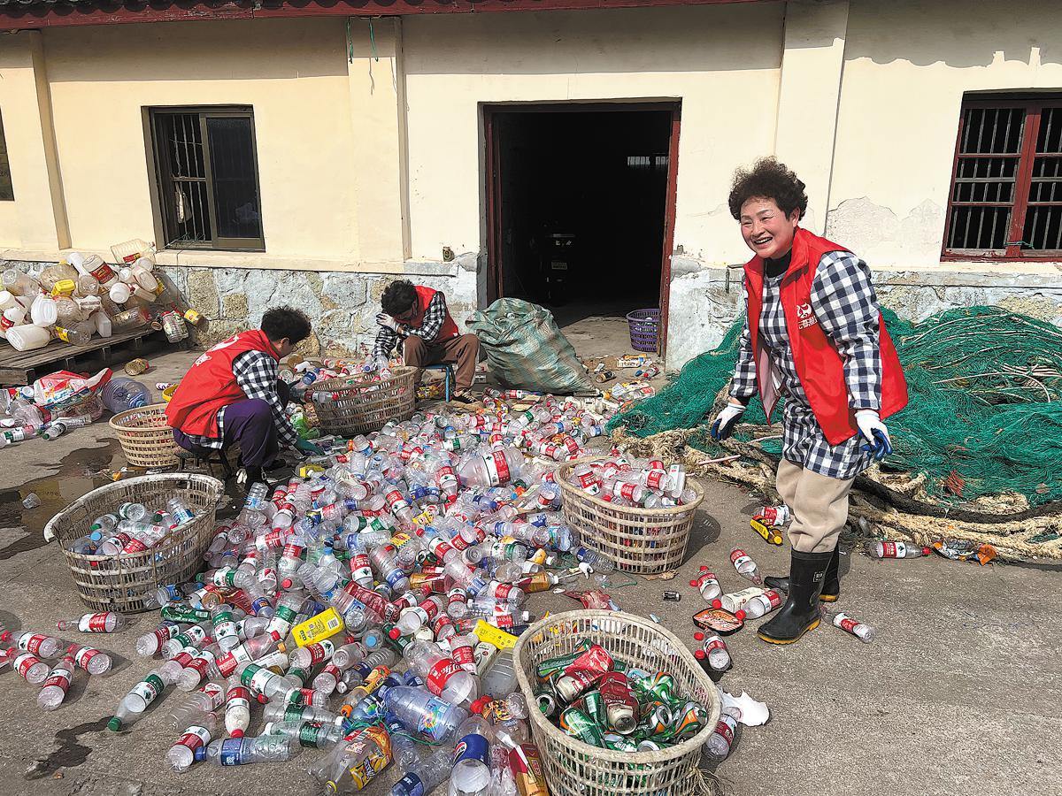 Fishing community pulls plastic from its waters