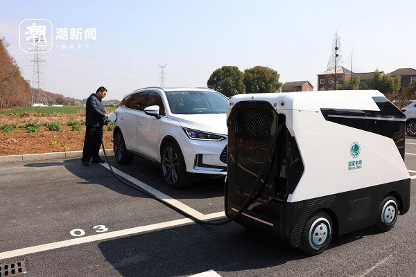 Autonomous charging vehicles hit Hangzhou city's streets