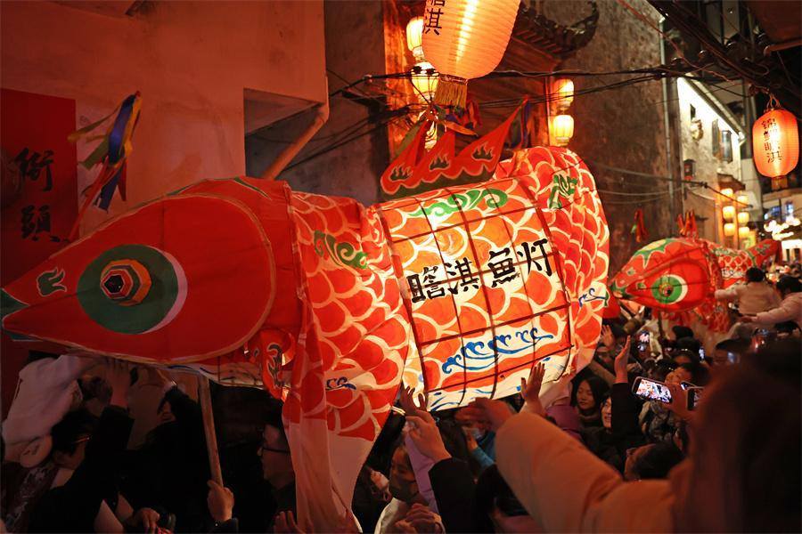 Fish lantern parade lights up Spring Festival