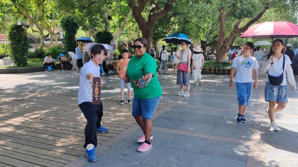 University students promote Chinese martial arts among foreign friends