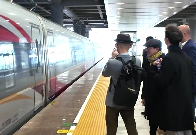 Foreign guests gave thumbs up to China's high speed train