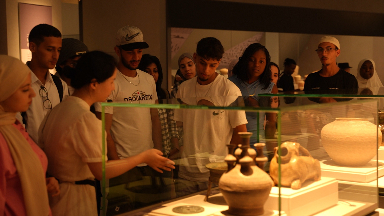 International students experience charm of ancient celadon in Shangyu