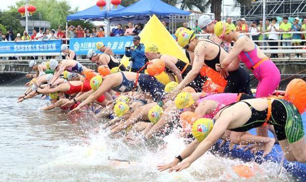 Swimmers make splashes in Huzhou