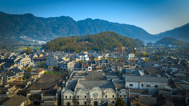 Villages enjoy convenient bus services in Quzhou's mountain towns