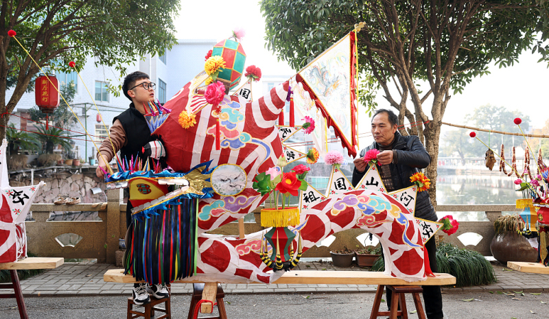 Loong lantern craftsmanship showcases community spirit