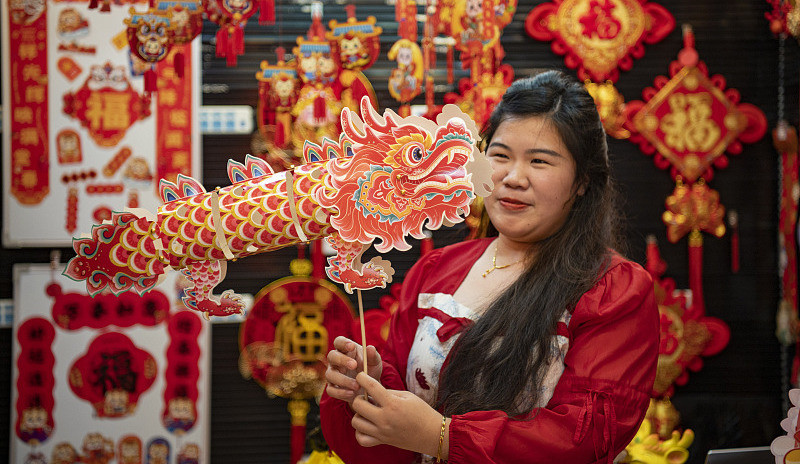 China's decoration market bustling for holidays