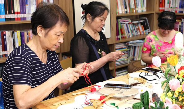 Locals Craft Birthday Bouquets for Hangzhou Asian Games