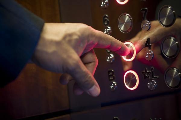 Tips on taking the elevator during the pandemic outbreak 疫情期间如何坐电梯？