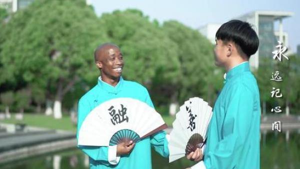 A modern rendition of Beijing folk song: South African student sings for his beloved school