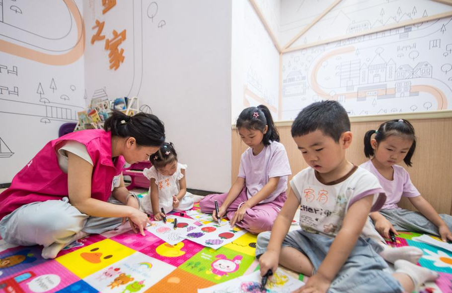 Children enjoy various activities at community service centers in Hangzhou