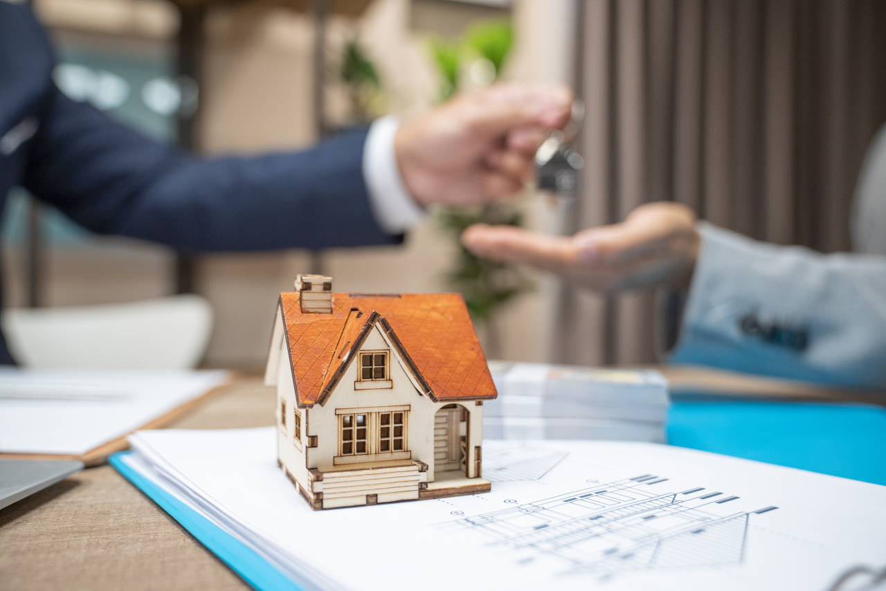 In which cases shall a resident individual make a tax declaration?