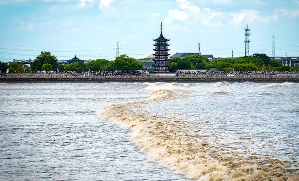 'Ghost King Tide' at Qiantang River in Jiaxing thrills onlookers