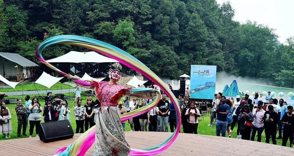 International youth explore charm of Jinhua's Shuanglong scenic area