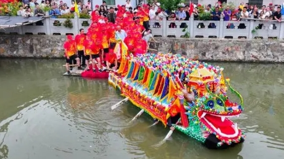 Flower-adorned dragon boat launched to mark Duanwu Festival
