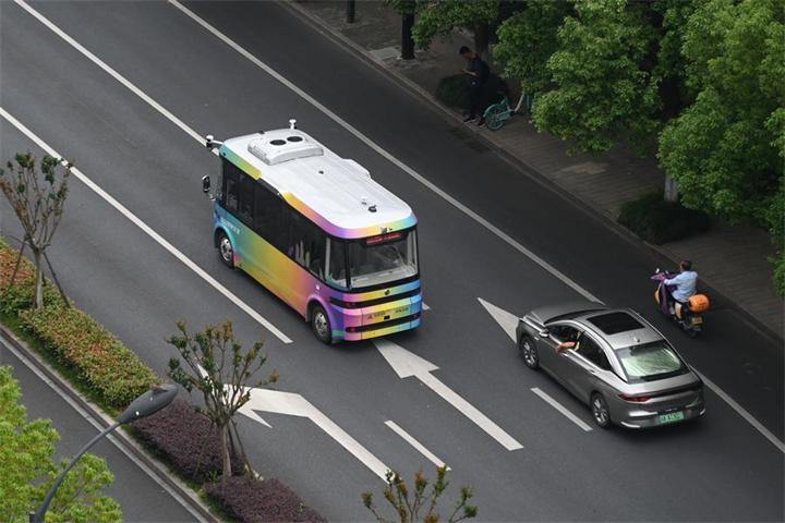 Free ride available on autonomous driving bus route in Hangzhou