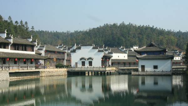 The most beautiful greenway: Qingshan Lake
