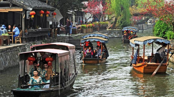 Tourists visit Nanxun Town