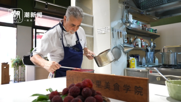 Innovative fusion of Qingtian waxberry and Western cuisine