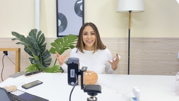 A beauty from The Republic of Colombia works really hard. She does over 200 cross-border livestreams a year！